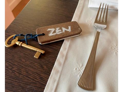 Hotellihuoneeni avain pienessä kylässä Etelä-Ranskassa.