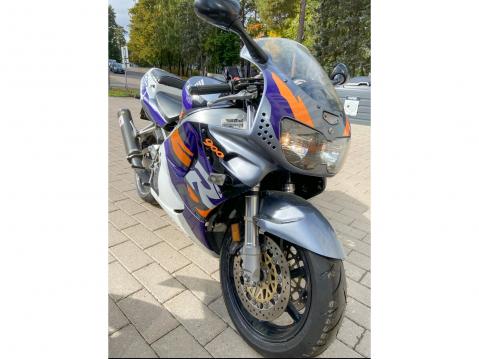 Honda CBR Fireblade 900RR. Manuaalivoimaa.