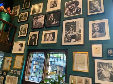 Hotelli jonka nimeä ja lokaatiota en saa paljastaa. Jokainen, alakerran seinillä kuvissa esiintyvä  'stara', on viettänyt paikassa öitään. Tällä seinälla mm. Audrey Hepburn. En usko että aamiainen Tiffanylla on mitään tähän paikkaan verrattuna. 