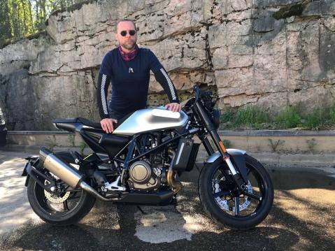 Husqvarna 701:n. Näppärä mutka-ja pikkuteiden pyörä, jonka sarvissa nautiskelin sunnuntai- ajeluista reilun kesän verran.