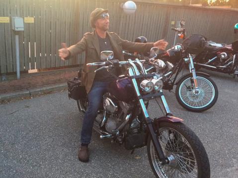 Myin kuvassa allani olevan pyörän aikoinaan pois ja kohtasin sen uudelleen vuosien jälkeen, tosin uusiksi modattuna, mutta niinhän me kaikki modaudutaan..