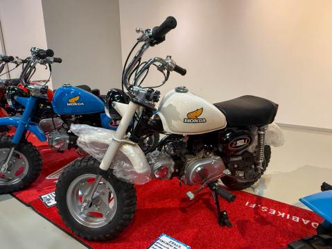 Honda Monkey Z50JZ vm. 1980 Ensimmäinen Hondan valmistama Suomi-versio pienemmillä jarruilla ja  pelkistetyillä sähköillä.  Omistaja: Petri Rantanen 