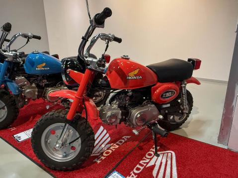 Honda Monkey Z50JC vm. 1982 Punainen tahitian red R23. Alkuperäinen malli. Omistaja: Jani Rahunen