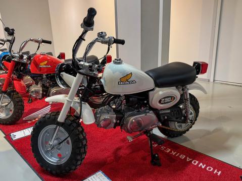 Honda Monkey Z50JC vm. 1982 Tämä oli ensimmäinen Monkey-malli, joka sellaisenaan kävi Suomen lainsäädäntöön ilman painonpudotuksia. Omistaja: Veli-Matti Sammalmaa