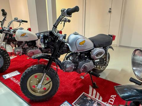 Honda Monkey Z50JD vm. 1983 Hopea musta. Omistaja: Jari Kemppainen