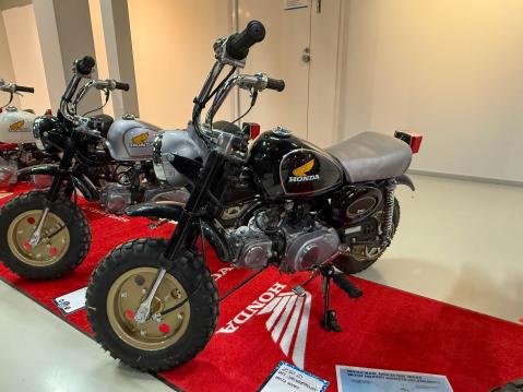 Honda Monkey Z50JD vm. 1983 Musta hopea. Omistaja: Jari Kemppainen