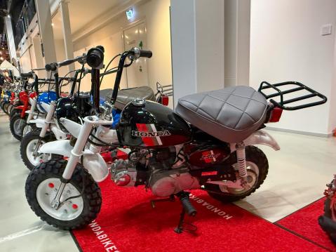 Honda Monkey Z50JH vm. 1988 Mustavalko välimalli, entisöity. Omistaja: Petteri Kekola
