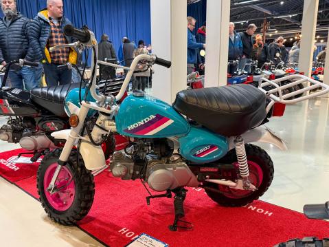 Honda Monkey Z50J 3L vm. 1990 'Benetton' entisöity. Omistaja: Atte Saarinen