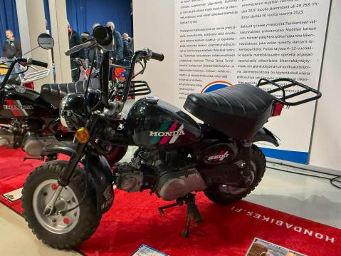 Honda Monkey Z50JT vm. 1996 Musta Tutti Frutti. Vanteet ja napat joskus maalattu, muuten tehtaan maaleissa. Omistaja: Carl-Axel Hult