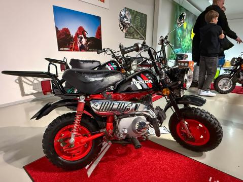 Honda Monkey Z50JM vm. 1992 Tämä väritys ja tankin tarrojen ilme on Suomessa suunniteltu. Jotkut saattavat nähdä samankaltaisuuutta Fiat 'Petojen sukua' -mainoksesta. Omistaja: Heikki Rantanen