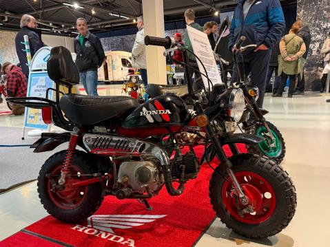 Honda Monkey Z50JM vm. 1991 Mopossa harvinainen 'Aisa'-merkkinen selkänoja, sekä tavarateline ja pakoputkenpää. Omistaja: Harri Rantanen