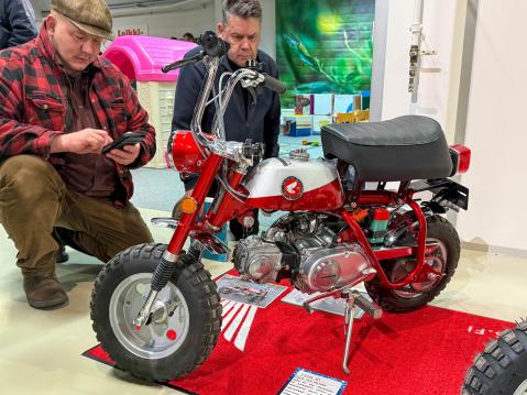 Honda Monkey Z50A K1 vm. 1969 Mopo on USA:n markkinoille suunnattu versio ja varhaisempi versio 'jäykkäperä' -mallista. Muutamia kappaleita Suomeen, ennen varsinaista maahantuonnin alkamista. Omistaja: Olli Salonen