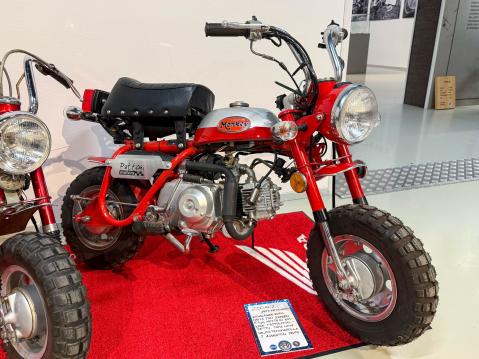 Z50 AK2 Kiinalainen kopio. Näitä tuli Suomeen 5kpl, mutta ei koskaan tyyppikatsastettu. Tämä laite valmistenumerolla 1. Ajamaton mopo. Omistaja: Jarmo Matikainen