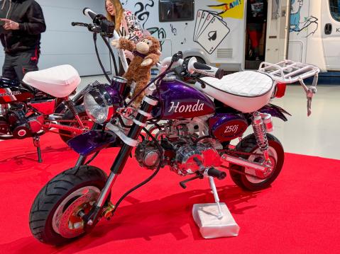 Honda Monkey Z50J vm. 1987 Custom liila kimalteleva väritys valkoisella pohjalla ja Hondan omalla moottorilla. Putki tehty puoliksi itse, jolloin se näyttää vakiolta. Omistaja: Helmi Mäkinen