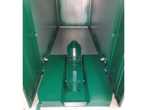 SAB Motorcycle Storagen turvasuojassa on kelkka, johon moottoripyörän etupyörä ohjataan, ja pyörää siirretään kelkan avulla. Etupyörän voi myös lukita kelkkaan esimerkiksi ketjun avulla.