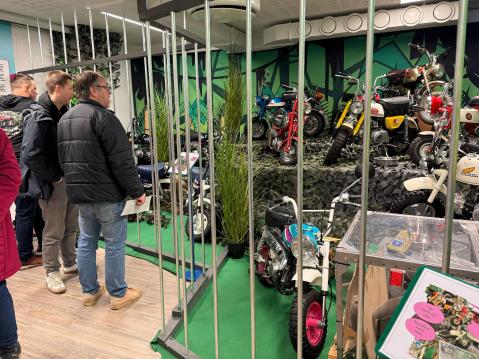 Mobilian Apinatarha-Monkey-näyttely on esillä viela huhtikuun puoliväliin asti.