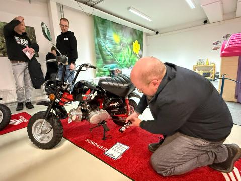 Monkeyversumin Hondat kiinnostuksen kohteena.