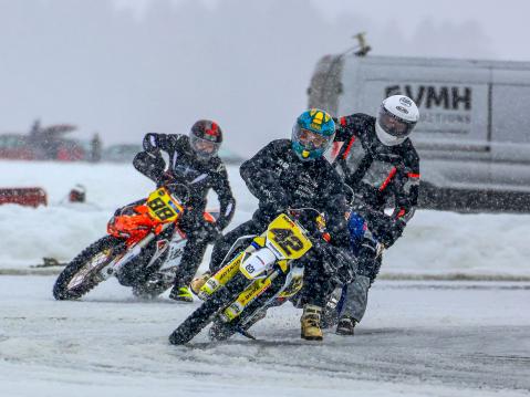 #88 Aatos Pirttinen, #42 Kari Vehniäinen ja takana #24 Topias Kesti Kuva: Kiia Salminen