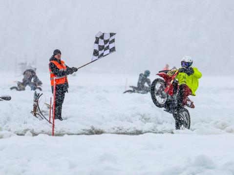 Kanssakilpailijat ovat kaukana takana, joten Rantallla on varaa tulla keula pystyssä ohi maalilipun. Kuva: Kiia Salminen