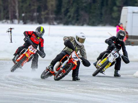 Junior-luokan taistelua  #771 Aaron Koivula, #7 Tuomas Ihalainen ja #42 Kalle-Albert Vesaluoma. Kuva: Kiia Salminen