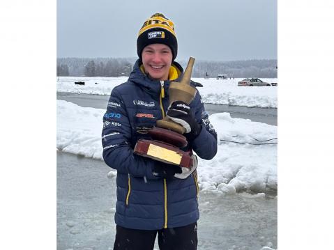 Aatos Pirttinen ja Taistelijan nasta. Kuva: Jani Pirttinen