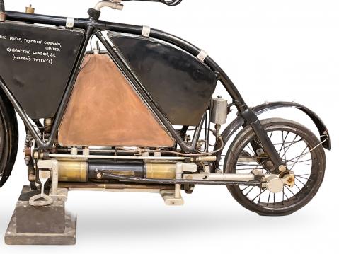 Holdenin moottoriratkaisu sekä voimansiirto takapyörälle olivat erikoiset.