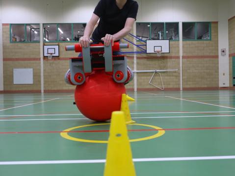 Ohjattavuutta kokeiltiin mm. pujottelemalla, ja se osoittautui hankalaksi. Ohjausta testattiin sekä kallistelemalla että ohjaimien avulla.