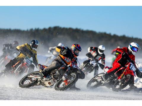 Mika Kalloin ja Ossi Rantalan takana #88 Aatos Pirttinen, #25 Tatu Lauslehto, #54 Topias Kesti ja #400 Arthon Alanne. Kuva: Kiia Salminen