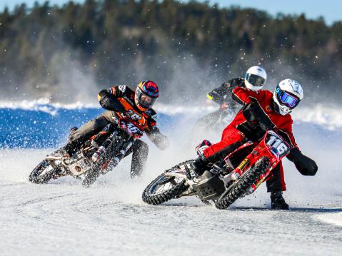 #116 Ossi Rantala, #36 Mika Kallio ja #23 Isac Krohnin taistelua. Kuva: Kiia Salminen