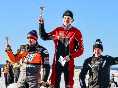 A450-luokan, Pihtiputaan 1. erän podium: Mika Kallio, Ossi Rantala ja Aatos Pirttinen. Kuva: Kiia Salmela