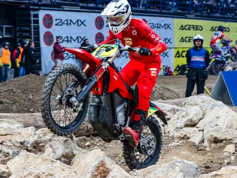 Junior Super Enduro -luokan Manu Gomez, numero 19.