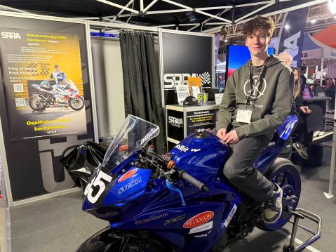 Aatos Taipale ja Yamaha R3.