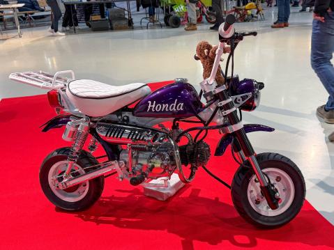 Moottorin lisäksi, vanteet, katteet ja takavalo ovat  alkuperäisiä. 