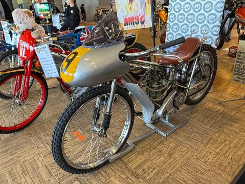 Jap Englantilainen kilpakone 60-luvulta. 500cc. Runko tanskalaisen Kurt V. Pedersenin rakentama. Entisöity vm. 1991-92 Omistaja: L. Ikonen