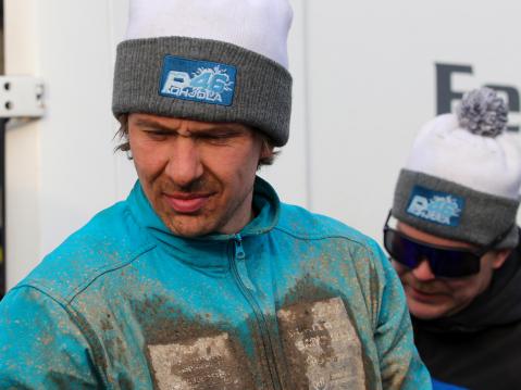 Eemil Pohjola huollossa. Kuva Harjukuvat.