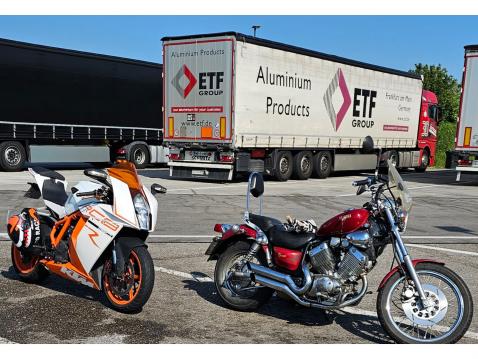 Matkamoottoripyöräilyssä tärkeintä on asenne ja rohkeus. Aina kalustollakaan ei ole väliä.