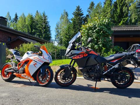 Kaksi maailmaa, yksi kuljettaja ja kasvava intohimo moottoripyöräilyn monipuolisuuteen.