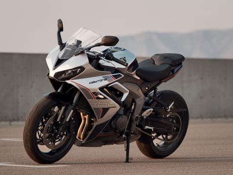 Triumph Daytona 660 vuosimallia 2026.