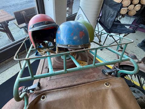 Latvialaisen perheen käyttämät kypärät olivat tarakalla.