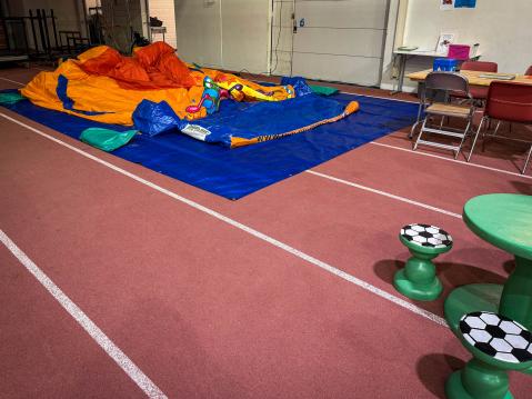 Pomppulinna on enää täyttämistä vailla.