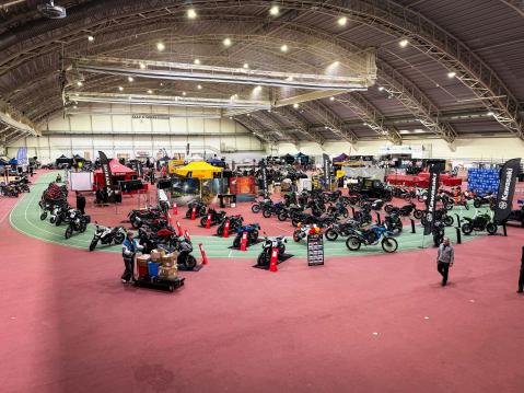 Halli on täynnä elämää. Kaikki näytteilleasettajat eivät vielä olleet ehtineet paikalle.