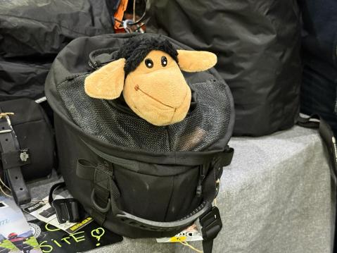 Pienempien lemmikkien kuljetukseen tarkoitettu tankkilaukku.