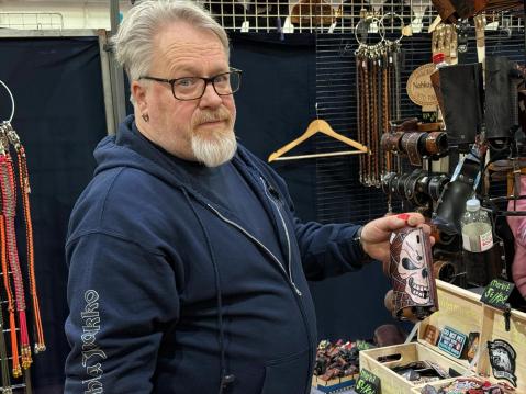 Jarkko Simolan oma keksintö: nahkainen moottoripyörän pulloteline.