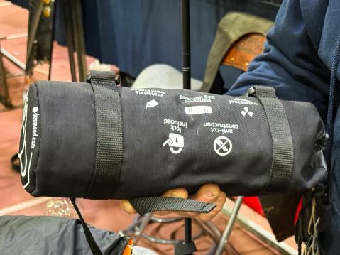 DeeMeeDin Helmet Safety Pack ei kasattuna vie paljoakaan tilaa.