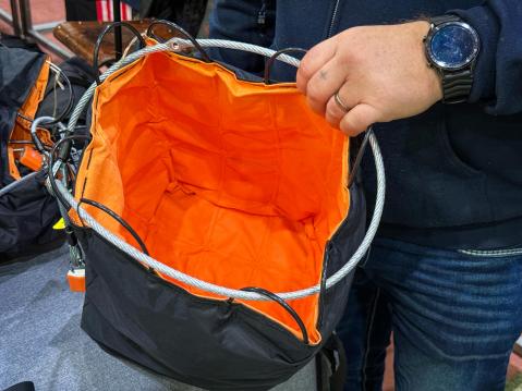 DeeMeeDin pussi avattuna. Yhden kypärän versioonkin mahtuu muutakin tavaraa.