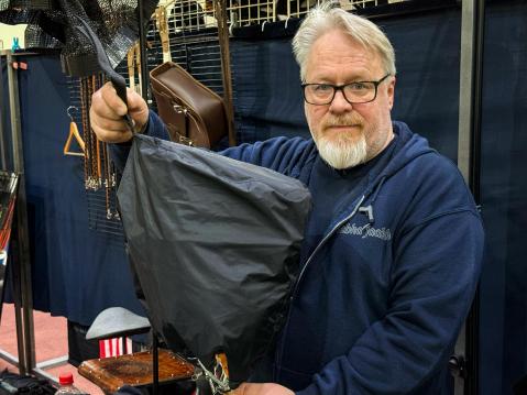 DeeMeeDin pussi säilytysvalmiina kypäröineen ja muine tavaroineen. Kiinnitys pyörään vaijerilla ja lukolla sekä velcrotarroilla.