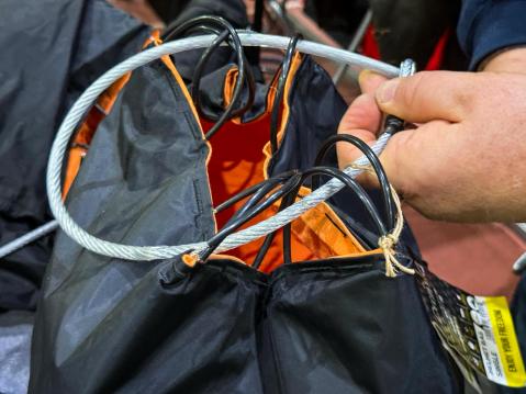 DeeMeeDin pussi. Huomaa teräsvaijerin lisäksi keskimmäiseen kankaaseen sijoitetut teräslangat.