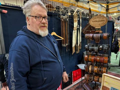 Jarkko Simolan kädenjälkeä. Nahkarannekkeita.