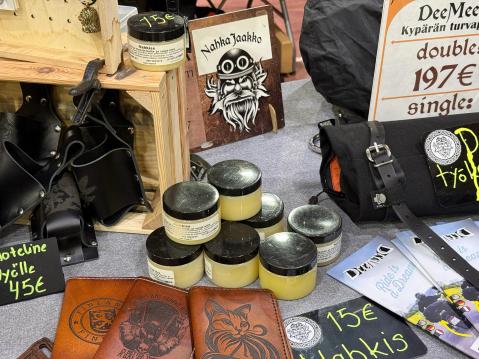 NahkaJaakko myy myös nahkarasvaa.