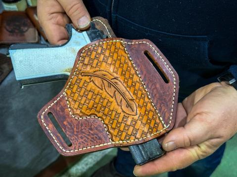 Simolan suunnittelema tilaustyönä tekemä pistoolikotelo. 'Pistooli' on muovia ja Simolan 3D-tulostettu pelkka malli.